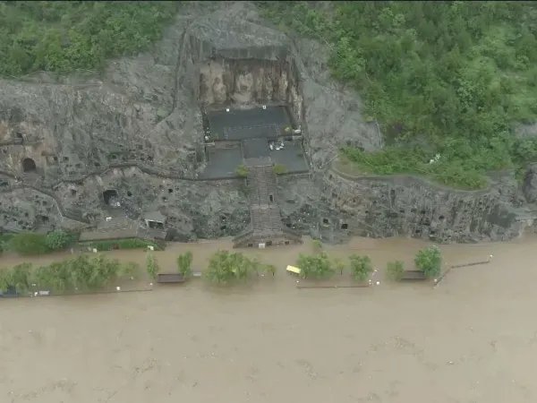 吴京拍戏又遇山洪,独自蹲在水边太危险,面临自然灾害我们该如何自救