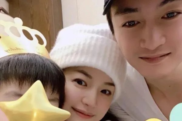 陈妍希为儿子庆生,陈晓罕见出镜,他们一家人的氛围如何?