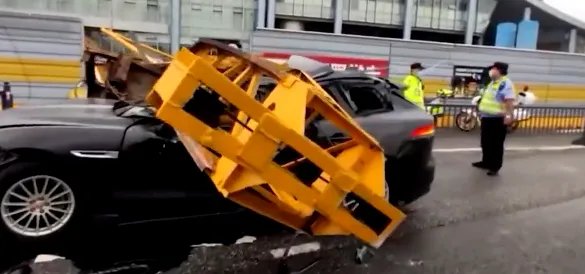 江苏昆山一塔吊倒塌砸瘪过路车，造成的损失该由谁来承担？