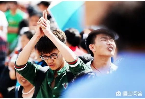 究竟发生了什么?河南考生看数学卷10分钟后放弃答卷,不让离开崩溃倒地?
