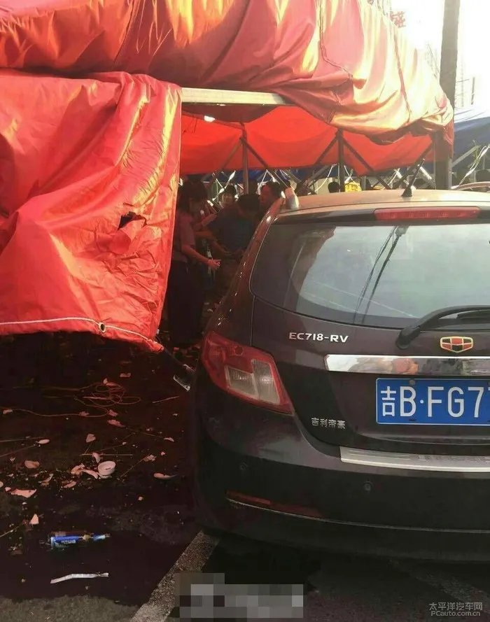 女司机两次油门当刹车撞入大排档
