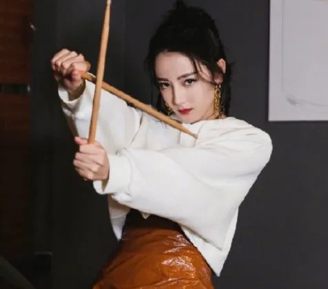 迪丽热巴脏辫叛逆感大片曝光,她这次的造型怎么样?