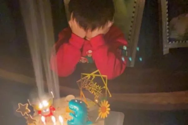 陈妍希为儿子庆生,陈晓罕见出镜,他们一家人的氛围如何?