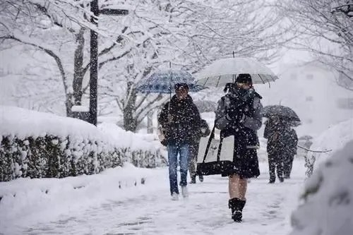 全国多地迎入秋后首场降雪，市民出行需要注意些什么？