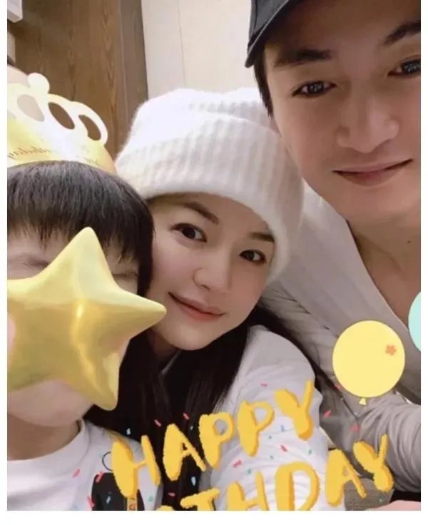 陈妍希为儿子庆生,陈晓罕见出镜,他们一家人的氛围如何?