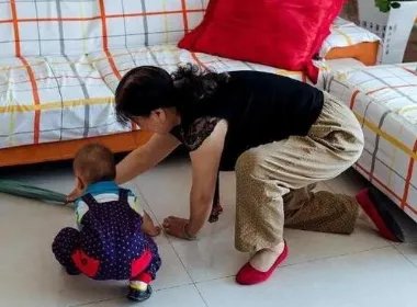 保姆掌掴1岁孩子并强行给孩子喂辣椒,孩子的家属该怎么维权呢?
