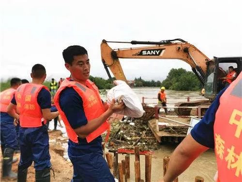 上千名空降兵封堵了哪里的200米河堤决口?