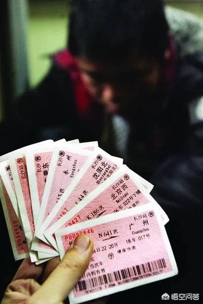长春一男子火车站有偿插队代买票:每张20元,这是否违法,你怎么看?