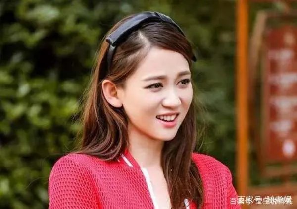 陈乔恩素颜赶飞机,原来发际线这么高!网友:感觉不是一个人,你怎么看?