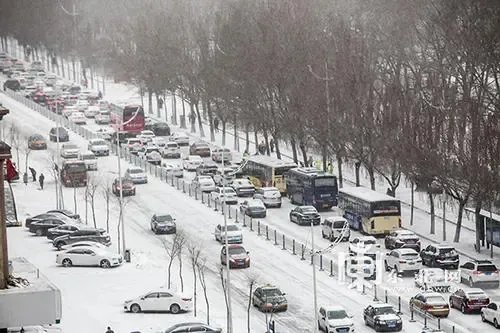 全国多地迎入秋后首场降雪,市民出行需要注意些什么?