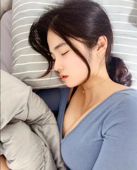 想被治疗!南韩清纯小护士YuJu:工作服下的白皙欧派!