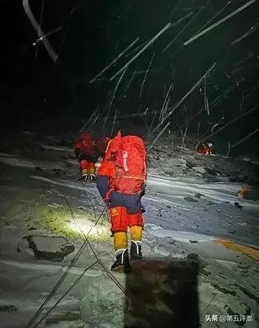 登珠峰为什么要夏尔巴人当向导