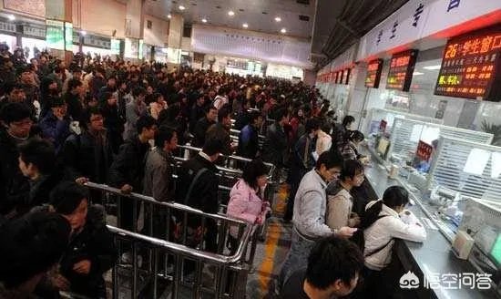 长春一男子火车站有偿插队代买票:每张20元,这是否违法,你怎么看?