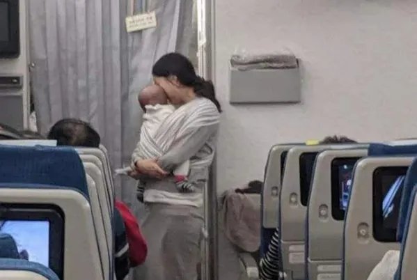 “你跳下去啊”男子抱怨婴儿飞机上哭闹被其母亲回怼，男乘客抱怨有错吗？