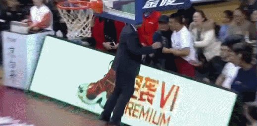 你如何看待江苏男篮主教练推搡球迷事件？当时发生了什么？