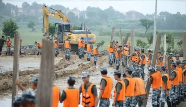 上千名空降兵封堵了哪里的200米河堤决口?
