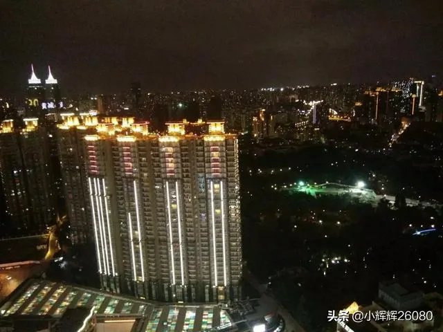 你怎么看待“骑电动车男子载五名女子”这件事呢?