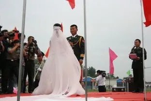 江西一男子破坏军婚被批捕，该男子触犯了什么刑事责任？