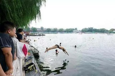 南京一女子无想寺水库游泳溺亡，“野泳”为何屡禁不止？