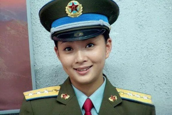 殷桃的嘴为什么一直是破的 她嘴上的痣越来越大了