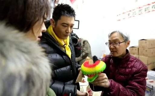 黄晓明逛街遭尬问是什么情况?
