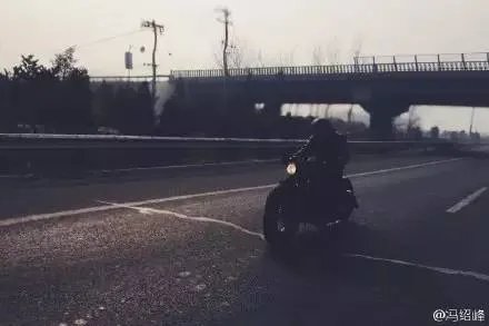 冯绍峰晒了个帅气的照片，结果摊上大事了！