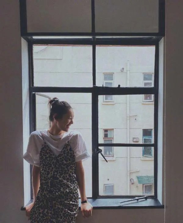 牛仔短裤配上什么衬衣,让刘雯看起来很有气质?