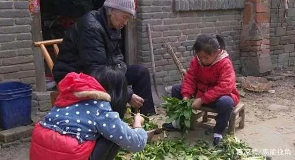 女子嫁贫困男子,家人极力反对,孩子患病后求娘家却被说活该,怎么办?