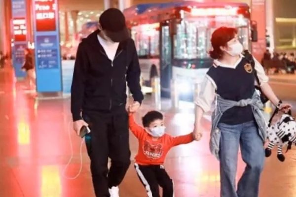 陈妍希为儿子庆生,陈晓罕见出镜,他们一家人的氛围如何?
