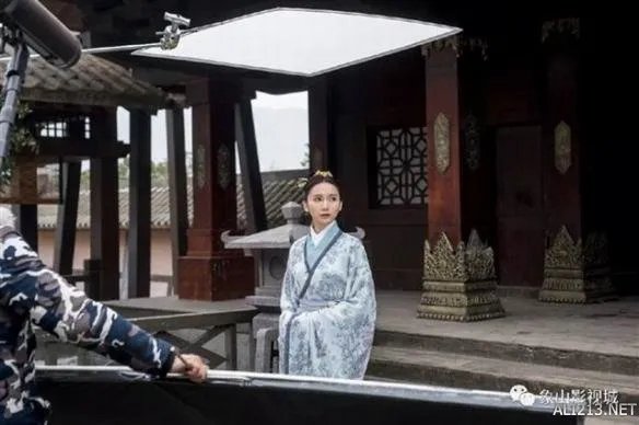 吓呆!女尊版《三国志》开拍 娇艳貂蝉竟变抠脚大汉