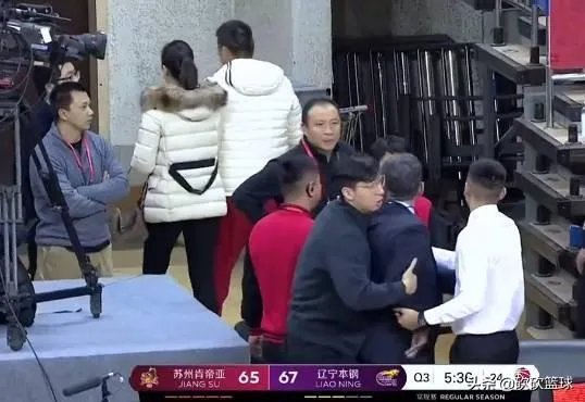 你如何看待江苏男篮主教练推搡球迷事件？当时发生了什么？