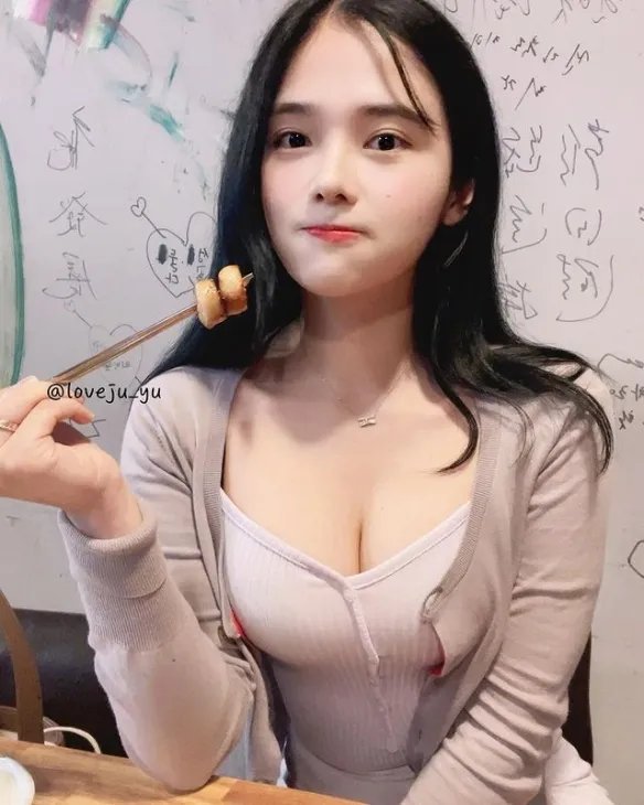 想被治疗!南韩清纯小护士YuJu:工作服下的白皙欧派!