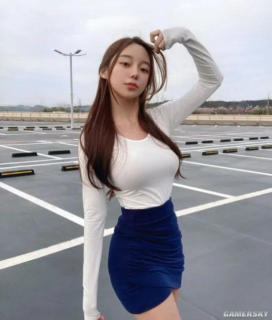 包不住的完美S曲线 韩国网红正妹兼具可爱与性感