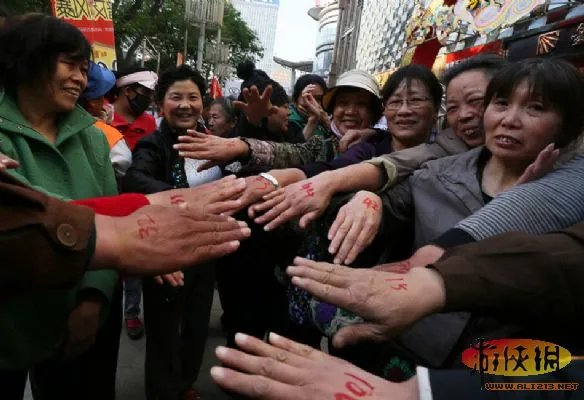 鸡蛋换黄金:10个鸡蛋换一转运珠,老人通宵排队