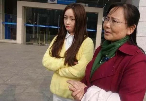 16岁少女曾因拒绝官二代追求,被其泼硫酸毁容,如今过得怎么样?