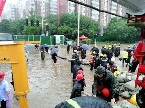 吴京拍戏又遇山洪,独自蹲在水边太危险,面临自然灾害我们该如何自救