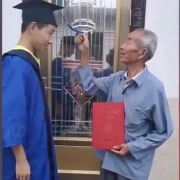 毕业生家中让爷爷拨穗,这会是最特别的毕业典礼吗?