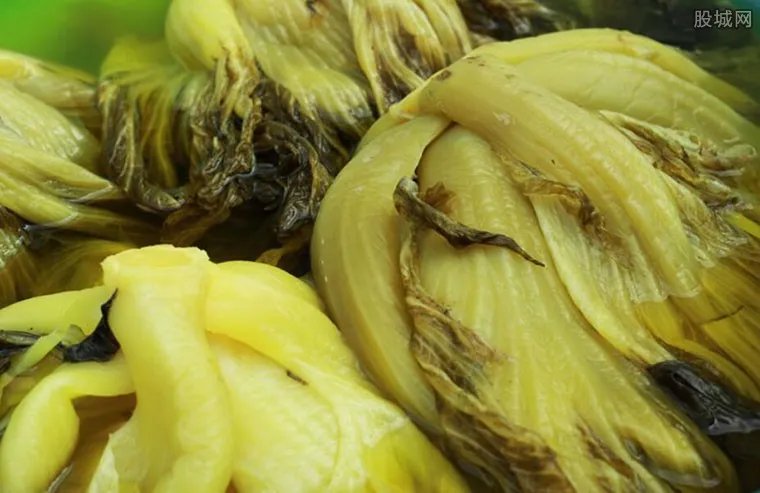 315曝光：老坛酸菜包在土坑腌制 用脚踩出来的