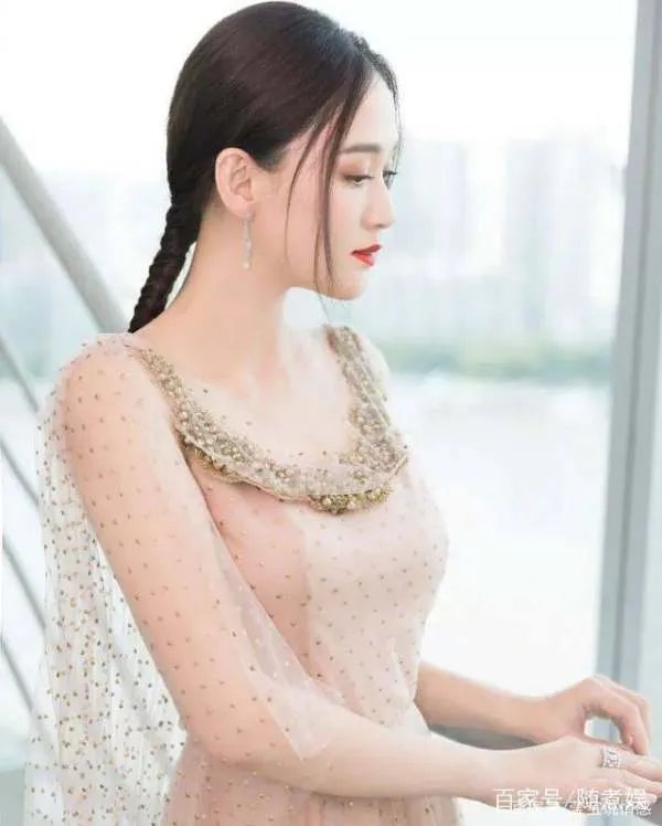 陈乔恩素颜赶飞机,原来发际线这么高!网友:感觉不是一个人,你怎么看?