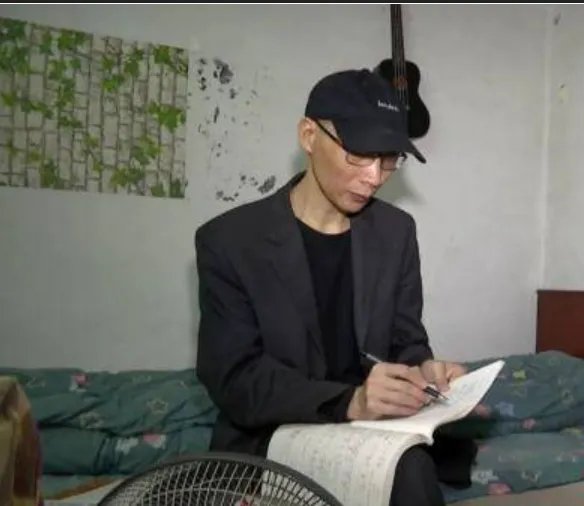 长沙一男子蜗居在8平方房内21年写《红楼梦》，他为何这么做？