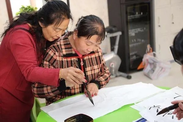 大妈因不会写字3次没领成结婚证,不会写字在日常生活中会遇到哪些困难?