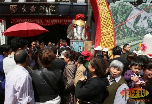 鸡蛋换黄金:10个鸡蛋换一转运珠,老人通宵排队
