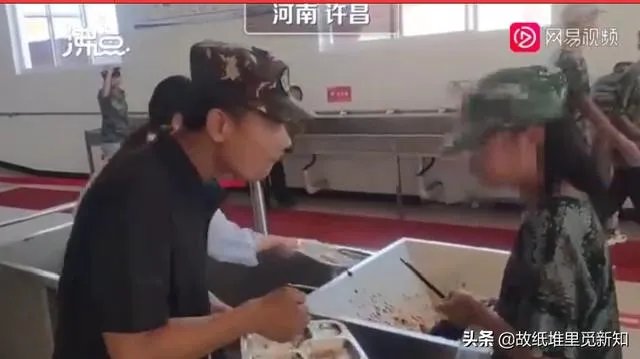 军训教官手抓学生剩饭当场吃掉,对此你有什么感想?