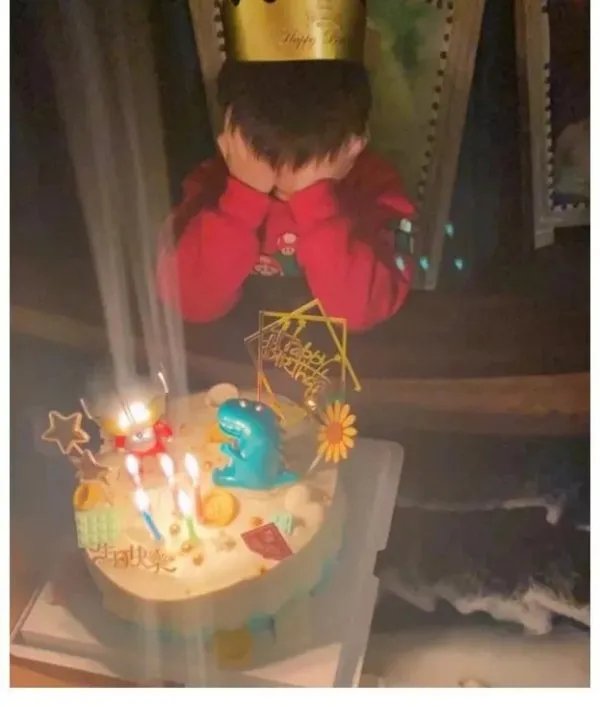 陈妍希为儿子庆生,陈晓罕见出镜,他们一家人的氛围如何?