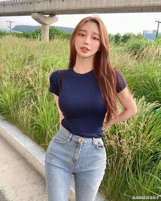 包不住的完美S曲线 韩国网红正妹兼具可爱与性感