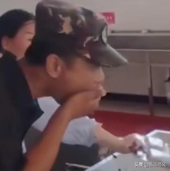军训教官手抓学生剩饭当场吃掉,对此你有什么感想?