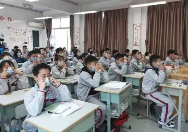 美国一小学老师摘口罩朗读传染半个班,你如何看待此事?
