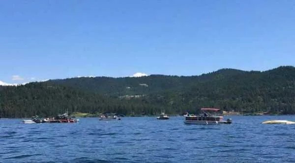 两架飞机在美国上空相撞后坠湖,潜水队称装备不足下潜深度,结果如何?