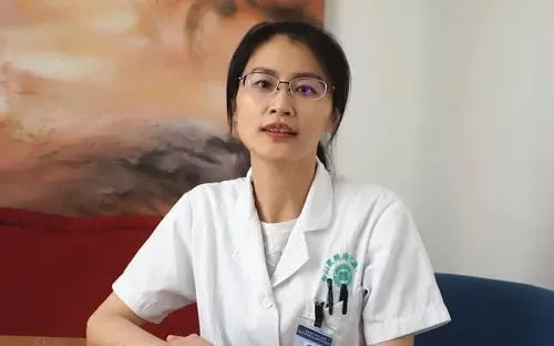 医学女博士在南京赶车途中救了个人,你如何看待她的善举?