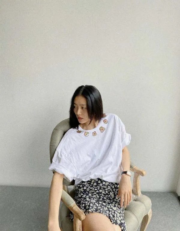 牛仔短裤配上什么衬衣,让刘雯看起来很有气质?